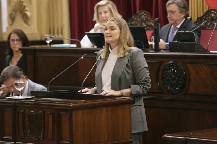 La presidenta del Govern balear, Marga Prohens, interviene durante el Debate de Política General.