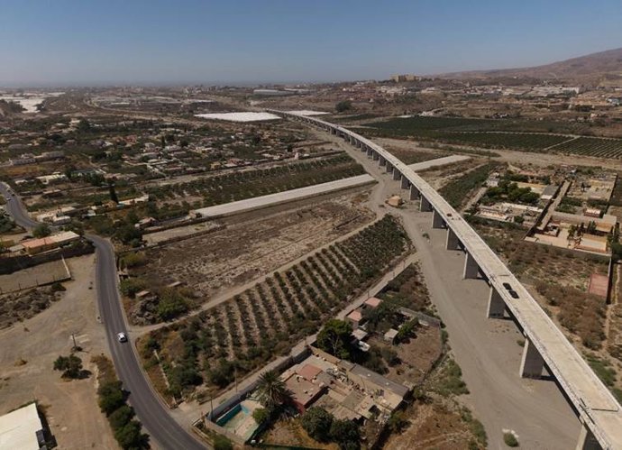 Viaducto sobre el río Andarax (Almería) en la línea de alta velocidad entre Almería y Murcia.