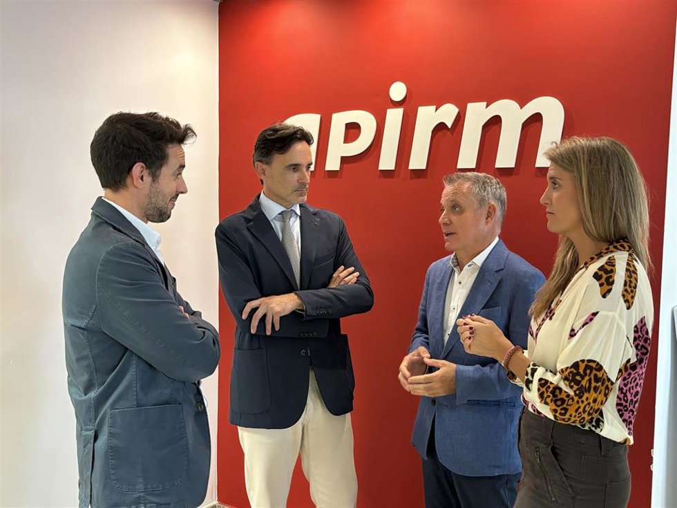 El consejero de Fomento e Infraestructuras, Jorge García Montoro (2i), el presidente de Apirm, José Ramón Blázquez (2d), la directora de Apirm, Beatriz Menéndez, y el secretario general de la Consejería, José Francisco Lajara, durante el encuentro