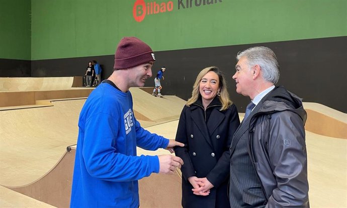 La concejal de Juventud y Deporte, Itxaso Erroteta, y el concejal de Obras Públicas y Servicios, Kepa Odriozola, en el Skate Park de Txurdinaga.