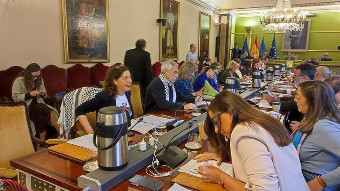 Los Concejales de IU-Convocatoria por Oviedo, Cristina Pontón y Gaspar Llamazares, con pañuelos en apoyo a Palestina