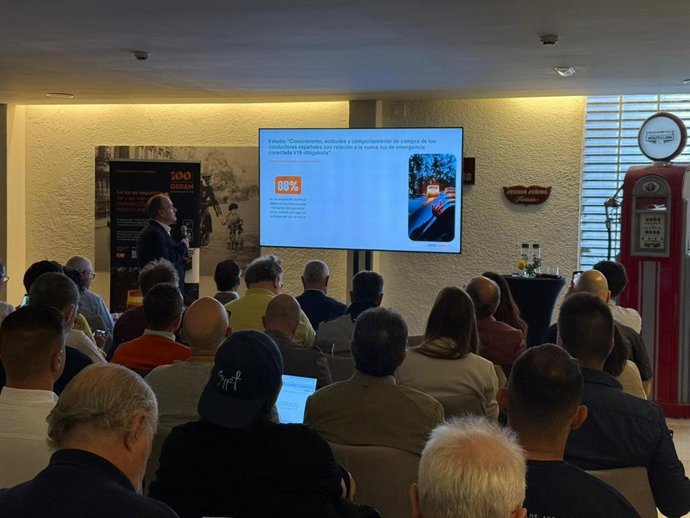 El 65% de los conductores españoles desconoce los detalles de la nueva normativa sobre la luz de emergencia V16, que será obligatoria a partir del 1 de enero de 2026, según un estudio.