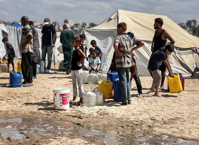 6 de outubro de 2025, Campo de Nusairat, Faixa de Gaza, Território Palestino: Palestinos esperam na fila por água limpa distribuída por organizações filantrópicas no campo de Nusairat, na Faixa de Gaza, em 7 de outubro de 2025, apesar do apelo do presiden