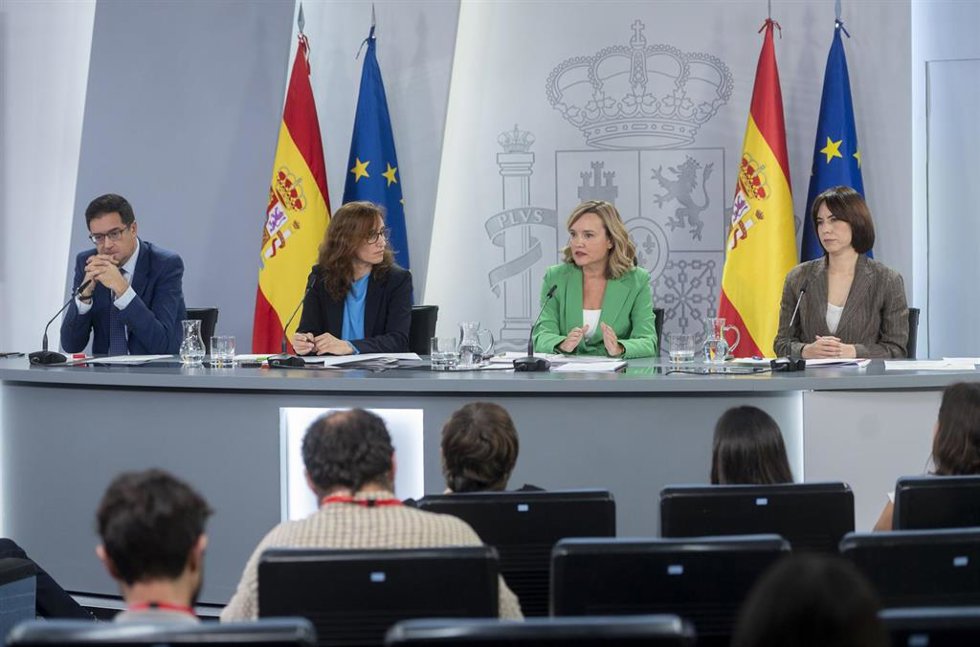 (I-D) El ministro de Transformación Digital y Función Pública, Óscar López; la ministra de Sanidad, Mónica García; la ministra de Educación, Formación Profesional y Deportes y portavoz del Gobierno, Pilar Alegría, y la ministra de Ciencia, Innovación y 