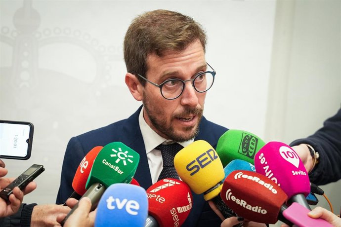 Archivo - El subdelegado del Gobierno en la provincia, Francisco Toscano, atiende a los medios de comunicación, en foto de archivo.