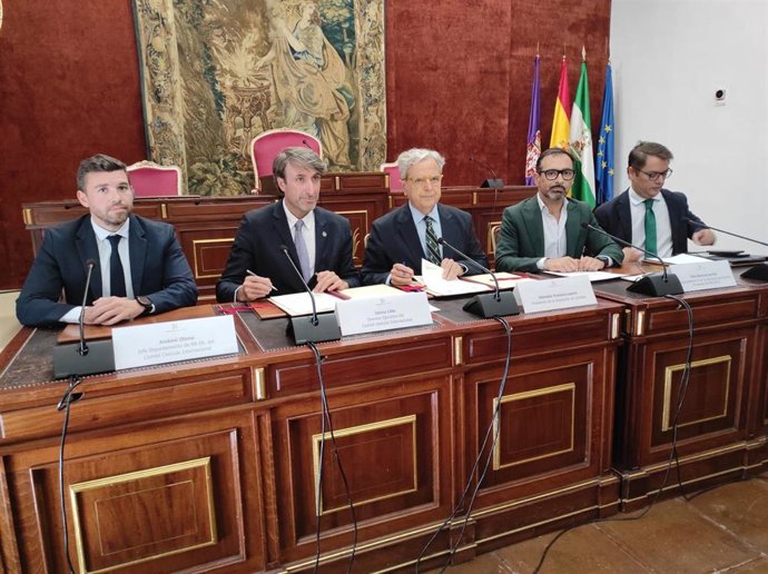 El presidente de la Diputación, Salvador Fuentes (centro), y el director ejecutivo del COI, Jaime Lillo (segundo por la izda.), en el acto de firma.