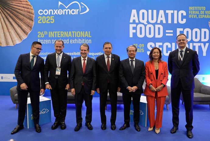 El alcalde de Vigo, Abel Caballero (3i); el ministro de Agricultura, Pesca y Alimentación, Luis Planas (4i) y el presidente de Conxemar, Eloy Garcia (3d), posan durante la inauguración de la feria Conxemar, en Vigo, a 7 de octubre de 2025.