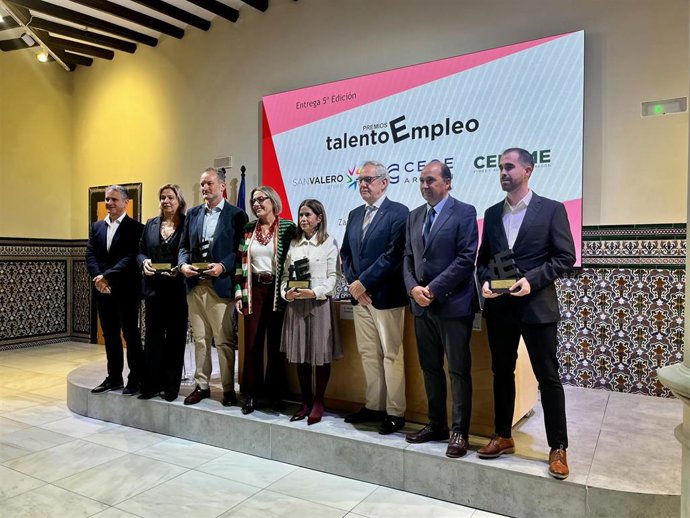 Foto de familia de los premiados 2025, en la quinta edición, en la sede del Grupo San Valero.