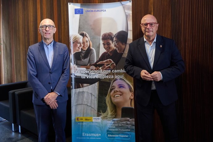 El consejero Carlos Gimeno, acompañado por el director de la Unidad de Educación Superior del Servicio Español para la Internacionalización de la Educación (SEPIE), José Manuel González.