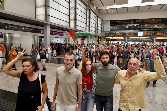 El coordinador federal de IU, Antonio Maíllo, recibe en Málaga a dos activistas de la Flotilla Global Sumud.