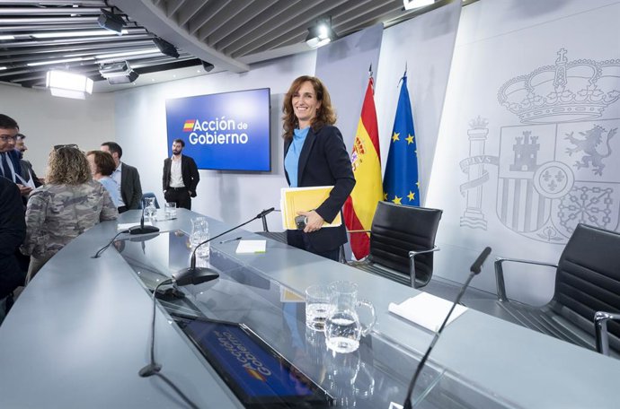 A Ministra da Saúde, Mónica García, durante uma coletiva de imprensa após a reunião do Conselho de Ministros, no Palácio Moncloa, em 7 de outubro de 2025, em Madri (Espanha). O Conselho de Ministros aprovou um novo decreto real para a reforma do