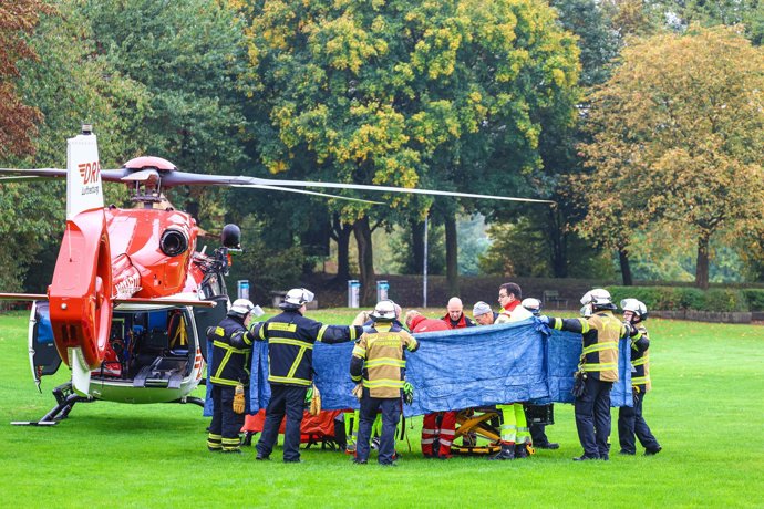 07 October 2025, North Rhine-Westphalia, Herdecke: Emergency services stand next to a rescue helicopter after the newly elected mayor of Herdecke, Iris Stalzer, was found critically injured in her apartment.
