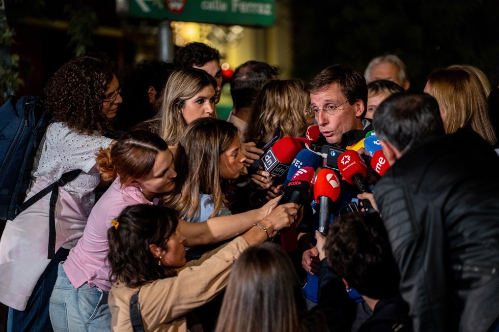 El alcalde de Madrid, José Luis Martínez-Almeida, atiende a los medios de comunicación a su llegada a las inmediaciones donde se ha derrumbado un edificio en obras, en la zona de Ópera, a 7 de octubre de 2025, en Madrid (España).