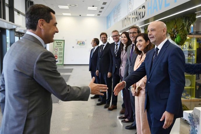 El presidente de la Junta de Andalucía, Juanma Moreno, ha intervenido este martes en el acto conmemorativo por el quinto aniversario de la apertura del centro de distribución de Amazon, en Dos Hermanas (Sevilla).