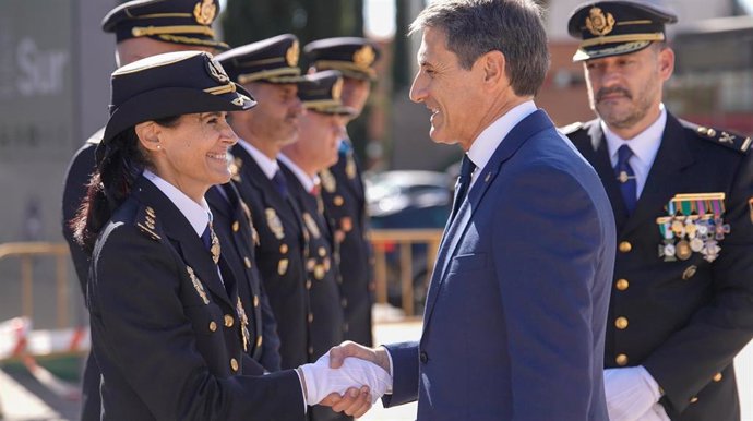 El delegado del Gobierno en Andalucía, Pedro Fernández, saluda a una agente en presencia del jefe superior de Policía de Andalucía Oriental, Luis Jesús Esteban, a la derecha en la imagen