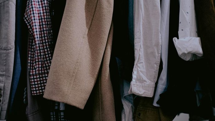 Como guardar seus casacos no guarda-roupa para ganhar espaço: o truque japonês quando chega o tempo frio.