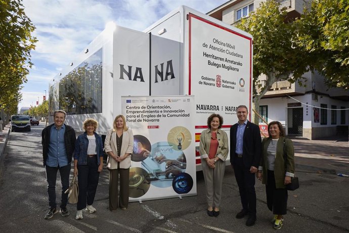 La consejera Carmen Maeztu visita la oficina móvil de orientación laboral.