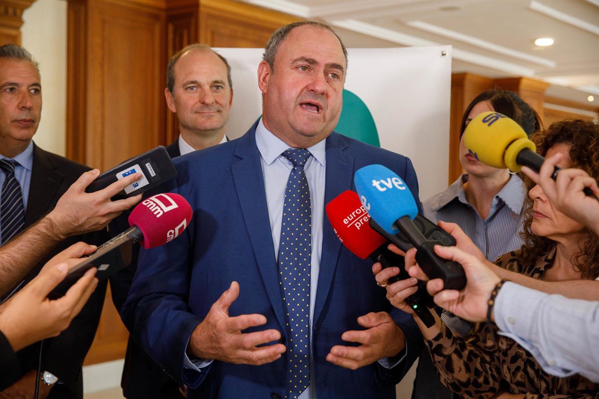 Lizán pide a ganaderos de C-LM ser  precavidos  al traer terneros de Cataluña tras el foco de DNC detectado en Girona