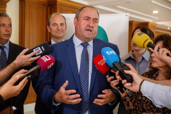 El consejero de Agricultura, Ganadería y Desarrollo Rural, Julián Martínez Lizán