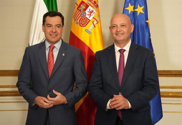Archivo - El presidente de la Junta de Andalucía, Juanma Moreno (i), y el alcalde de Dos Hermanas, Francisco Rodríguez García (Fotografía de Archivo) 