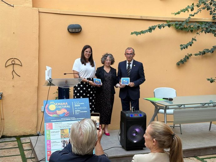 La diputada provincial de Almería Almudena Morales junto a representantes de la Asociación de Vecinos ‘Puerta de Europa’, durante la inauguración de la XX Semana Cultural en el Patio del Mandarino.