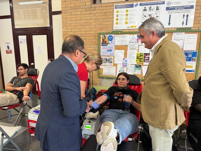 El delegado territorial de Salud y Consumo, Juan de la Cruz Belmonte, conversa con estudiantes durante la colecta de donación de sangre y plasma en el Aulario II de la Universidad de Almería.