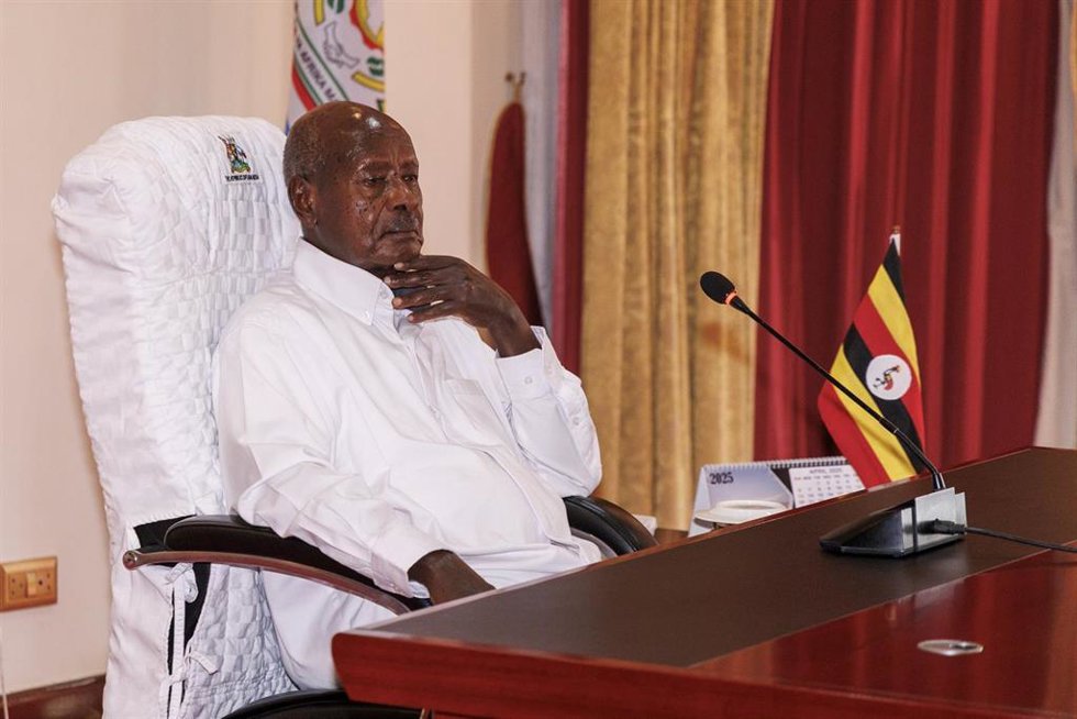 Archivo - El presidente de Uganda, Yoweri Museveni, durante una reunión oficial en la capital, Kampala (archivo)