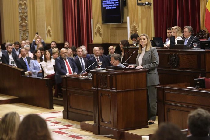 La presidenta del Govern balear, Marga Prohens, interviene durante el Debate de Política General.