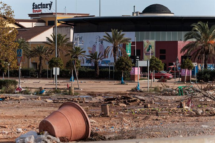Archivo - Arxiu - Imatge de danys causats per la dana del 29 d'octubre del 2024 a l'entorn del centre comercial Bonaire.