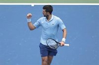 Djokovic se sobrepone a los problemas físicos para eliminar a un gran Munar en Shanghái