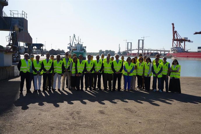 Visita del consejero Villamandos a la Autoridad Portuaria de Sevilla.