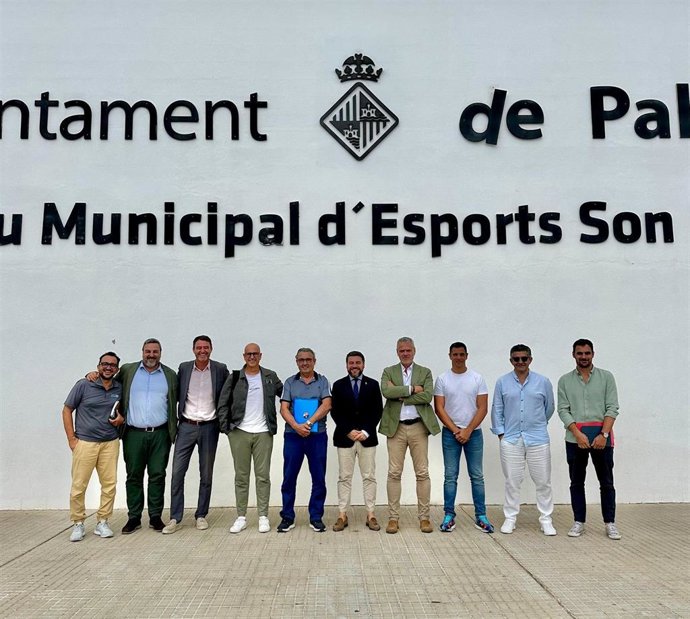 Reunión del Ayuntamiento de Palma con el CD Sant Jordi y la FFIB para organizar el partido contra CA Osasuna.