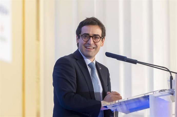 El vicepresidente ejecutivo de Prosperidad y Estrategia Industrial de la Comisión Europea, Stéphane Séjourn, participa en un desayuno informativo de Fórum Europa, a 2 de octubre de 2025, en Madrid (España).