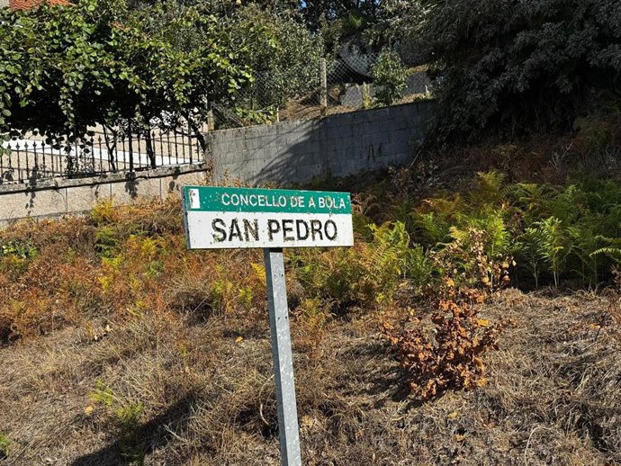 Cartel de entrada a la aldea de San Pedro, en A Bola (Ourense)