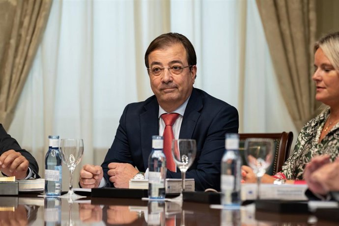 Archivo - El vicepresidente segundo del Senado, Guillermo Fernández Vara, en la mesa de trabajo tras la Sesión Constitutiva, en el Senado, a 17 de agosto de 2023, en Madrid (España). 