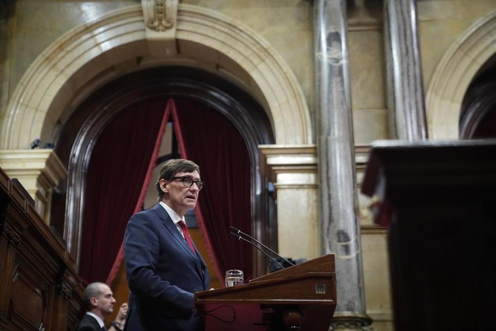 El presidente de la Generalitat, Salvador Illa, interviene durante la primera jornada del Debate de Política General, en el Parlament de Catalunya, a 7 de octubre de 2025, en Barcelona, Catalunya (España). Con la tensión patente entre sus socios de inve