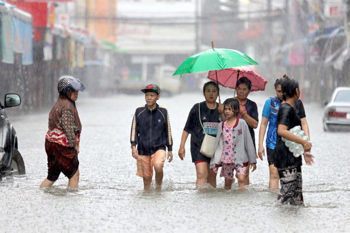 Archivo - YALA, Dec. 3, 2024  -- People walk in flood water in Yala Province, Thailand, Nov. 27, 2024. The death toll from severe flooding in southern Thailand has risen to 25, with six provinces remaining inundated as water levels gradually receded, the 
