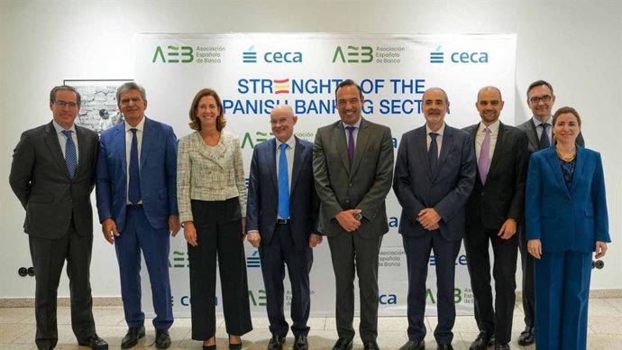 Representantes de AEB, CECA, BBVA y Banco Santander en un evento en Fráncfort sobre simplificación regulatoria.