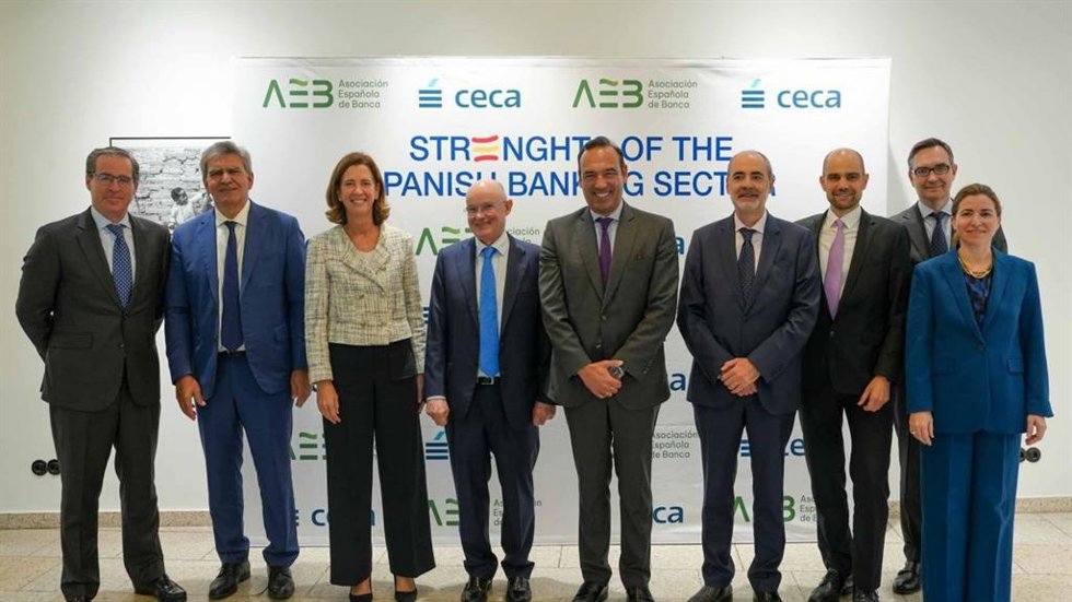 Representantes de AEB, CECA, BBVA y Banco Santander en un evento en Fráncfort sobre simplificación regulatoria.