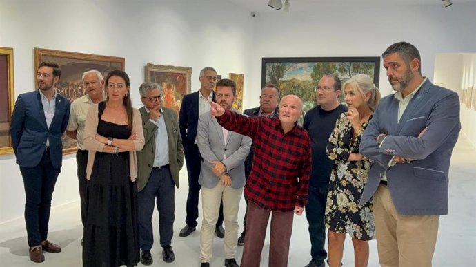 La consejera de Cultura y Deporte, Patricia del Pozo, junto al pintor Antonio López y al artista almeriense Andrés García Ibáñez durante su visita al taller de Realismo en Olula del Río (Almería), acompañados por representantes institucionales.