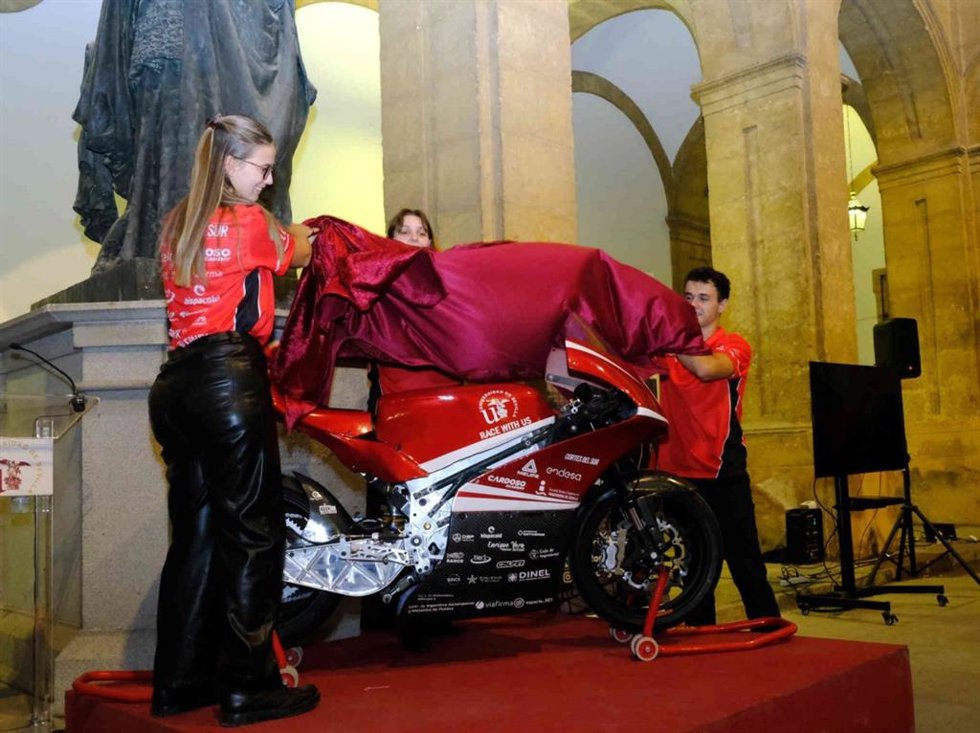 Presentación del nuevo diseño del equipo de motociclismo de la US.