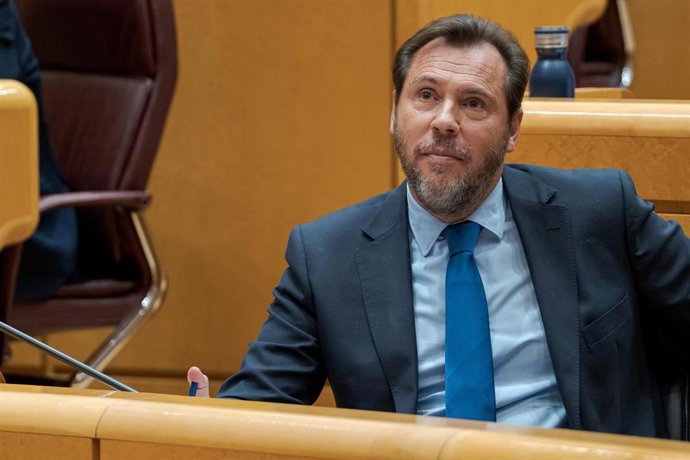 El ministro de Transportes y Movilidad Sostenible, Óscar Puente, durante una sesión de control al Gobierno, en el Senado, a 30 de septiembre de 2025, en Madrid (España). 