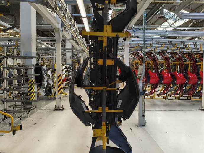Taller de pintura y parachoques de la factoría de Carroerías de Renault en Valladolid.