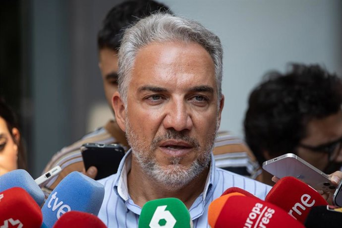 Archivo - El vicesecretario de Política Autonómica, Municipal y Análisis Electoral del PP, Elías Bendodo, atiende a los medios de comunicación, en la sede del PP, a 21 de agosto de 2025, en Madrid (España). 