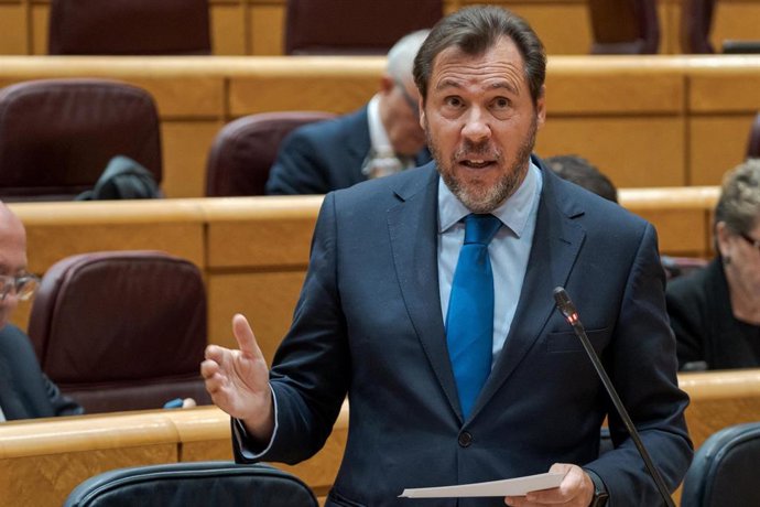 El ministro de Transportes y Movilidad Sostenible, Óscar Puente, durante una sesión de control al Gobierno, en el Senado, a 30 de septiembre de 2025, en Madrid (España). 