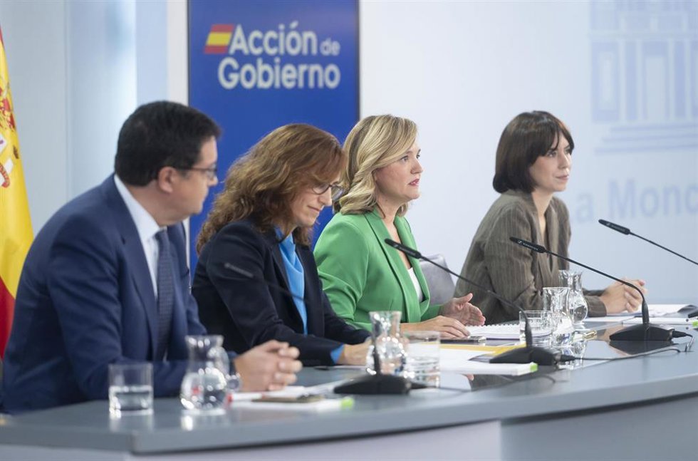 (I-D) El ministro de Transformación Digital y Función Pública, Óscar López; la ministra de Sanidad, Mónica García; la ministra de Educación, Formación Profesional y Deportes y portavoz del Gobierno, Pilar Alegría, y la ministra de Ciencia, Innovación y 