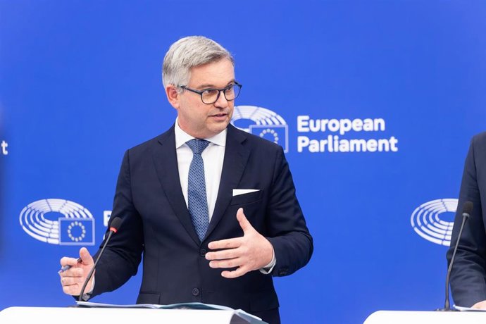 Archivo - El comisario europeo de Asuntos Internos y Migración, Magnus Brunner, en rueda de prensa en el Parlamento Europeo.