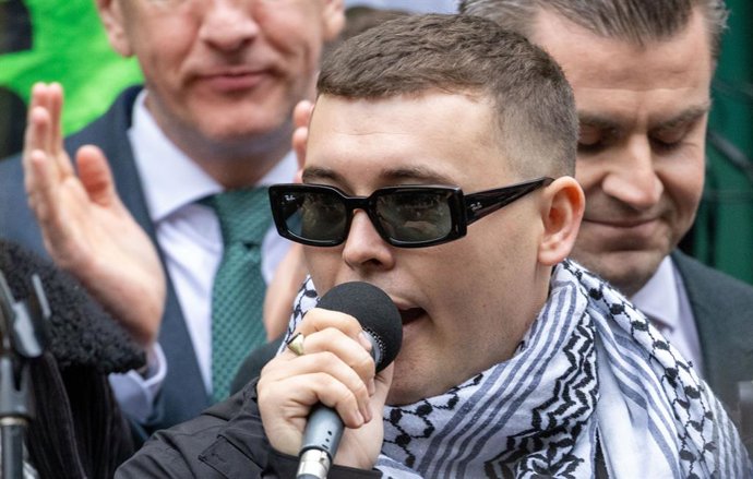 26 de setembro de 2025, Londres, Inglaterra, Reino Unido: LIAM OG O HANNAIDH (Mo Chara), do Kneecap, deixa o Tribunal da Coroa de Woolwich, em Londres, onde o caso de terrorismo contra ele foi arquivado pelo magistrado-chefe devido a um erro técnico na fo