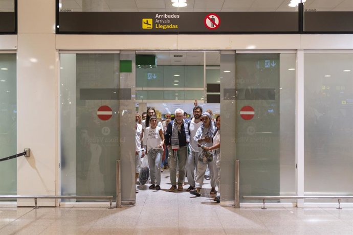 Chegada da flotilha no Aeroporto Josep Tarradellas Barcelona-El Prat, em 6 de outubro de 2025, em Barcelona, Catalunha (Espanha). Um grupo de 27 espanhóis da flotilha Global Sumud que permaneceu em Israel retornou à Espanha em três voos, um militar e outr
