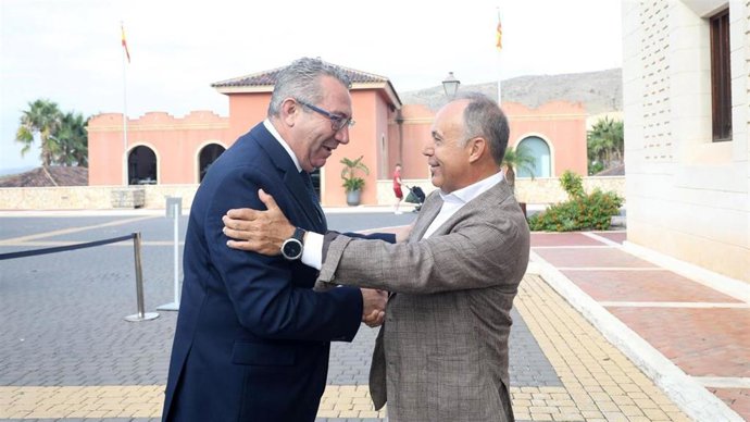 El alcalde de Benidorm (Alicante), Toni Pérez (i), asiste a la convención anual de Feneval